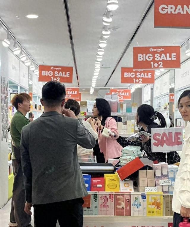 曹穎近況惹熱議！在韓國夜市小店賣貨，濃妝艷抹，網(wǎng)友傻眼認(rèn)不出