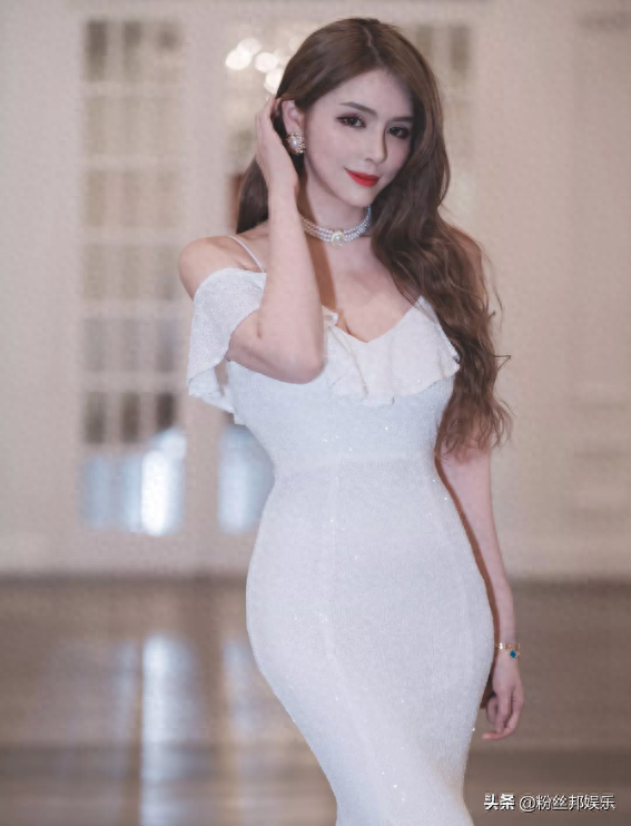 張琪格曬三亞露背照，素顏直播化妝臉色“蒼白”，粉絲直呼不認(rèn)識(shí)