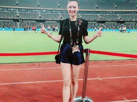 央視主播王曦梁，長(zhǎng)腿顏值高3次主持《豪門盛宴》，工作21年0失誤