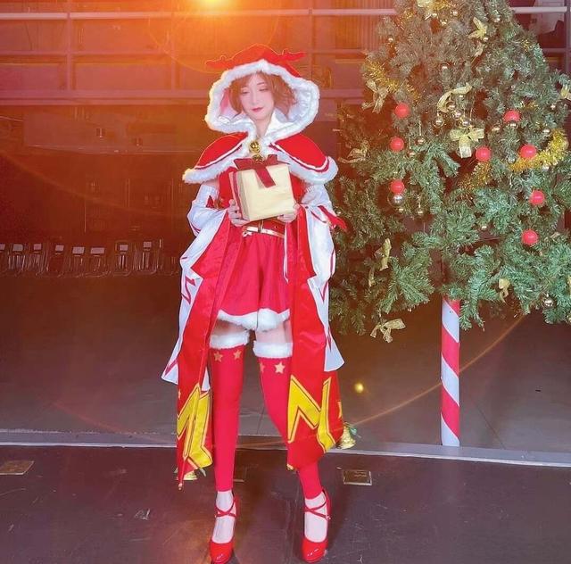 解說(shuō)琪琪COS貂蟬，黑絲大長(zhǎng)腿，身材絕佳，和張?zhí)鞇?ài)氣質(zhì)不同