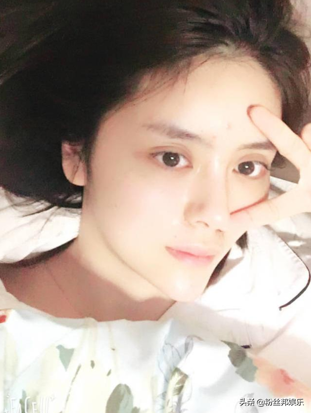 張琪格曬三亞露背照，素顏直播化妝臉色“蒼白”，粉絲直呼不認(rèn)識(shí)