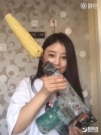 美女電鉆啃玉米變禿頂去看醫(yī)生：真悲劇了