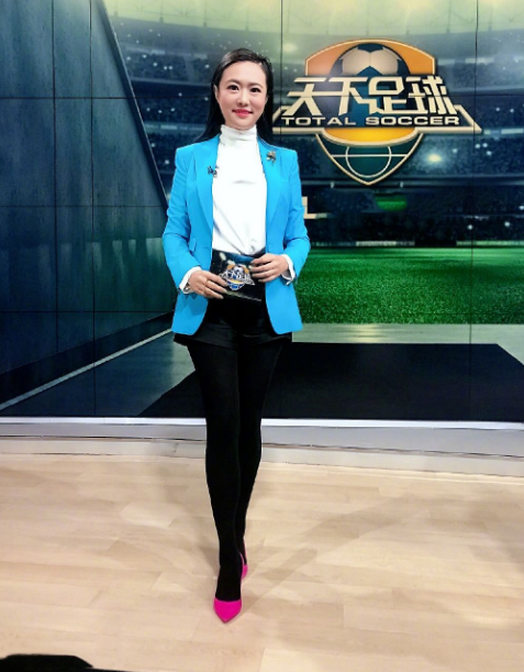 央視主播王曦梁，長(zhǎng)腿顏值高3次主持《豪門盛宴》，工作21年0失誤