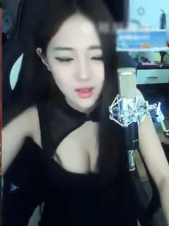 女主播直播游戲，網(wǎng)友稱好大膽！