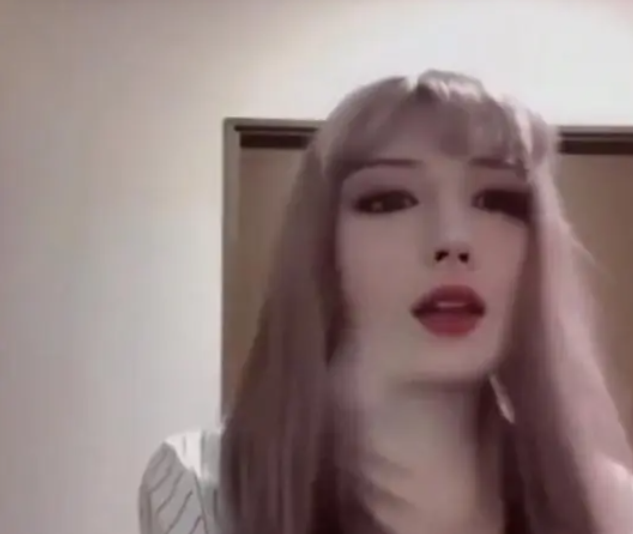 女主播下播忘關(guān)攝像頭，下播后行為震驚粉絲，一言不合就“塌房”