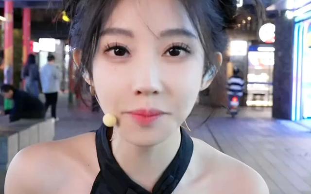 馮提莫尺度越來(lái)越大，直播洗頭又走光？網(wǎng)友：怎么養(yǎng)的變化這么大