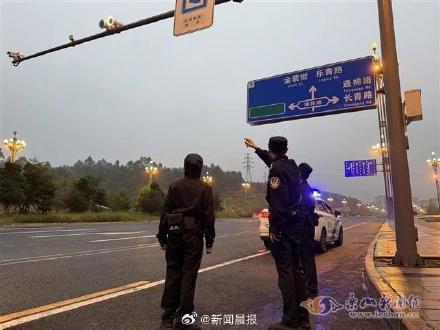 女子馬路邊直播拒絕司機(jī)搭訕后被撞 肇事司機(jī)李某涉嫌尋釁滋事，已被拘留