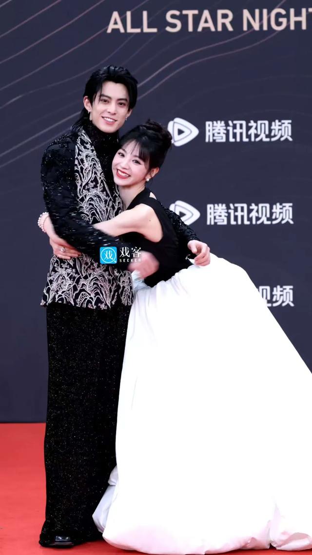 星光大賞太炸裂了！搶話筒露胸貼，各種失誤迷路摔倒還下跪