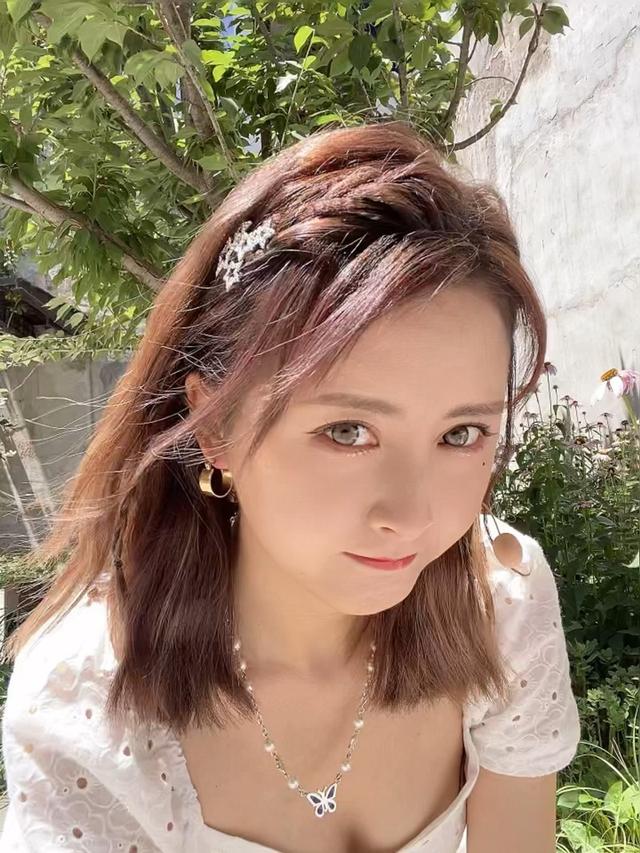 人比花嬌！美女體育主播小南絕美身材 泡泡公主裙展現醉人笑容
