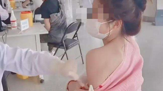 女主播下播忘關(guān)攝像頭，下播后行為震驚粉絲，一言不合就“塌房”