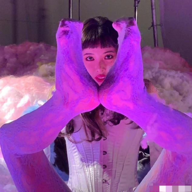 泫雅曝拍攝花絮，高抬腿用腳比心，大波浪卷發(fā)優(yōu)雅螞蟻腰好細(xì)