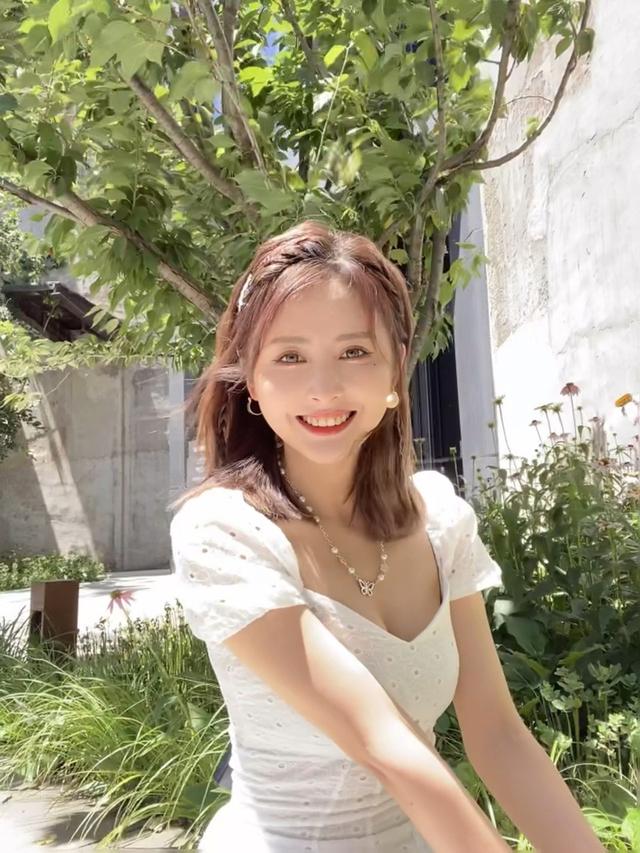 人比花嬌！美女體育主播小南絕美身材 泡泡公主裙展現醉人笑容