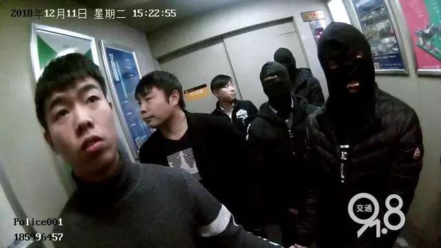 女主播每晚直播不堪表演，13歲兒子就在隔壁房間……