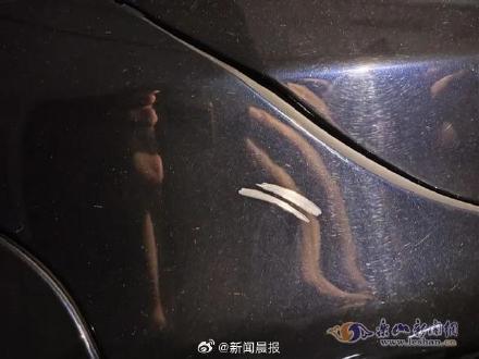 女子馬路邊直播拒絕司機(jī)搭訕后被撞 肇事司機(jī)李某涉嫌尋釁滋事，已被拘留