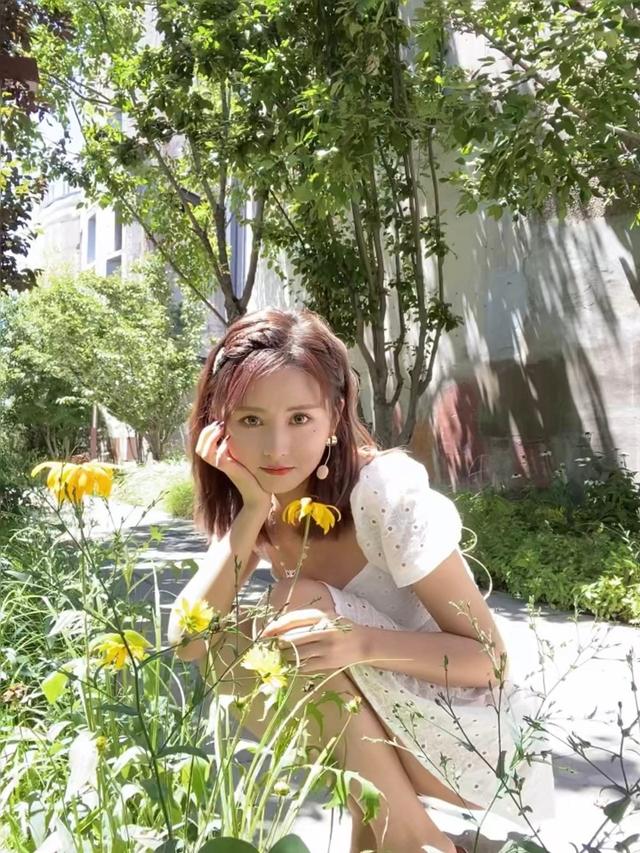 人比花嬌！美女體育主播小南絕美身材 泡泡公主裙展現醉人笑容