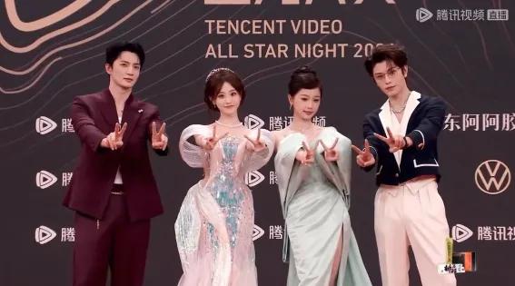 星光大賞太炸裂了！搶話筒露胸貼，各種失誤迷路摔倒還下跪