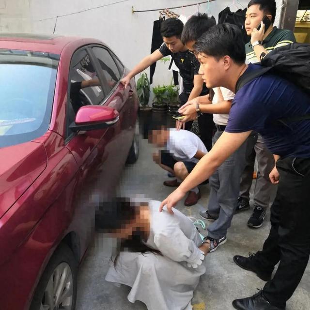 女主播戶外直播涉黃當(dāng)場被抓，已被采取刑事強(qiáng)制措施