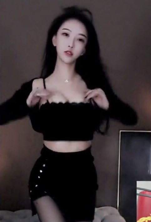 受不了！女主播低胸+黑絲裝大跳開火車，動作太大還露出私密衣物