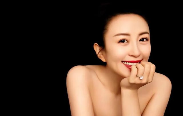 曾經(jīng)的央視最美主持，卻在拍戲時(shí)懷孕，今孩子已16歲生父依然成謎