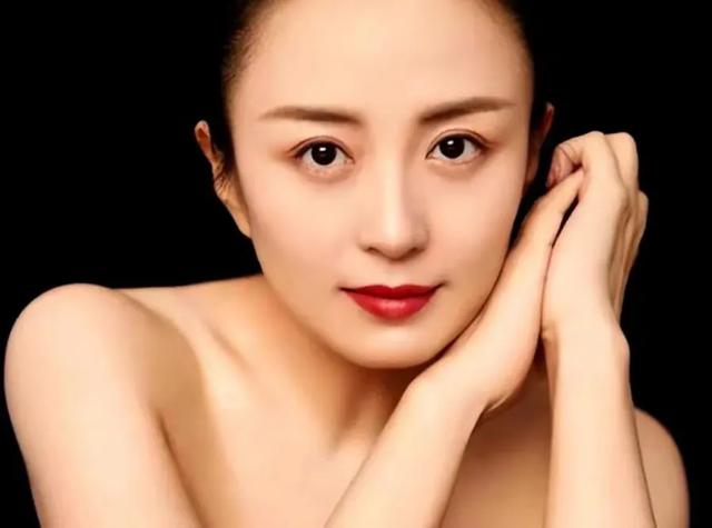 曾經(jīng)的央視最美主持，卻在拍戲時(shí)懷孕，今孩子已16歲生父依然成謎