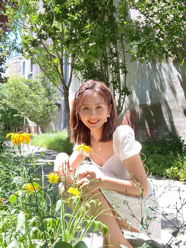 人比花嬌！美女體育主播小南絕美身材 泡泡公主裙展現醉人笑容