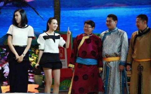 央視主播王曦梁，長(zhǎng)腿顏值高3次主持《豪門盛宴》，工作21年0失誤