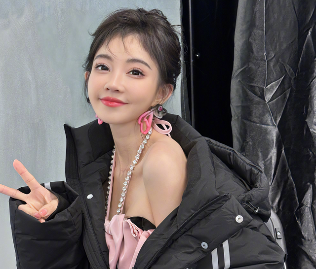 故意還是不小心？馮提莫直播又走光，尺度越來越大了