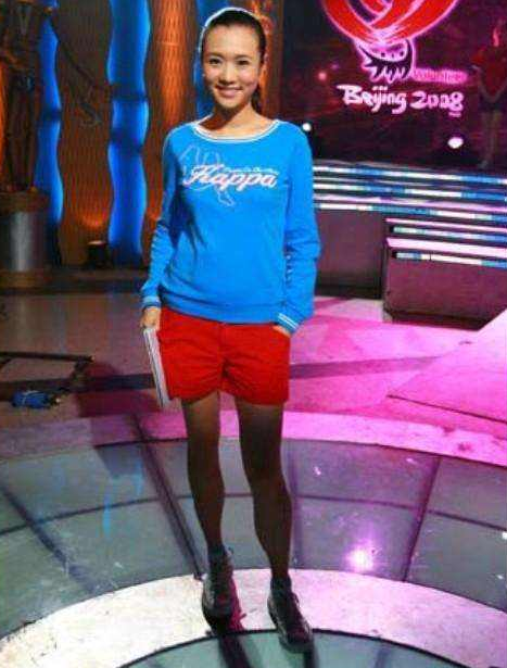 央視主播王曦梁，長(zhǎng)腿顏值高3次主持《豪門盛宴》，工作21年0失誤