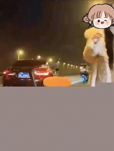 女子馬路邊直播拒絕司機(jī)搭訕后被撞 肇事司機(jī)李某涉嫌尋釁滋事，已被拘留