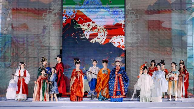 一夜爆賣4500萬！李佳琦“變裝”，投資人追捧，又一百億新市場(chǎng)