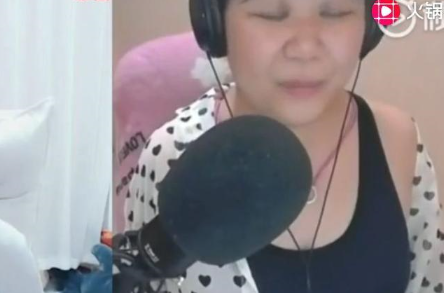 58歲大媽，抖著36D大胸，兇殘的收割著荷爾蒙過剩的傻子