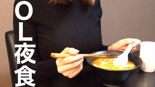 日本女主播在巨乳上打印廣告，網(wǎng)友：完全沒法拒絕