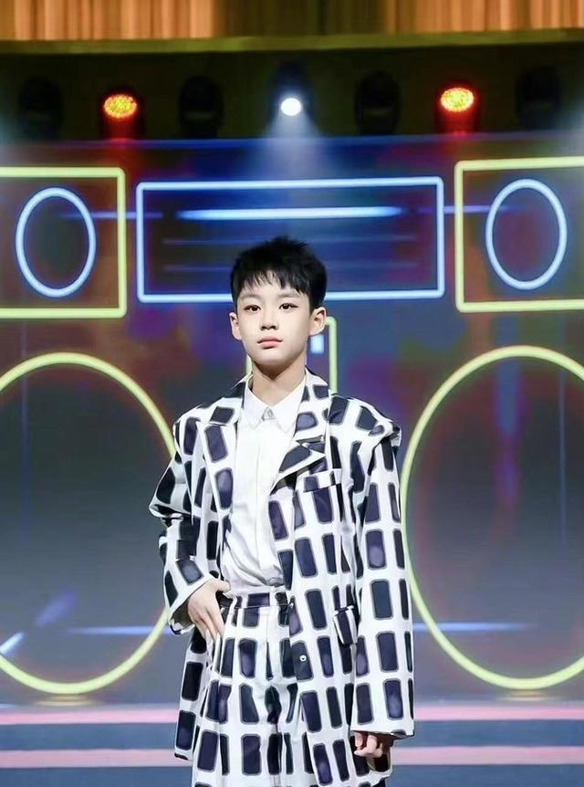 曹穎近況惹熱議！在韓國夜市小店賣貨，濃妝艷抹，網(wǎng)友傻眼認(rèn)不出