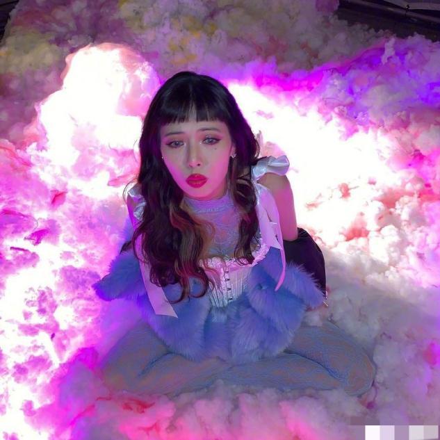 泫雅曝拍攝花絮，高抬腿用腳比心，大波浪卷發(fā)優(yōu)雅螞蟻腰好細(xì)