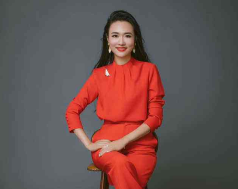 央視主播王曦梁，長(zhǎng)腿顏值高3次主持《豪門盛宴》，工作21年0失誤