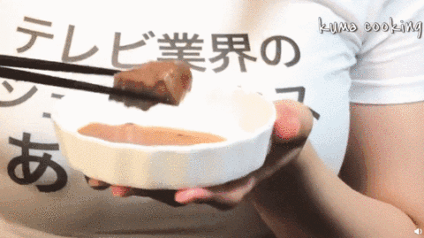 日本女主播在巨乳上打印廣告，網(wǎng)友：完全沒法拒絕