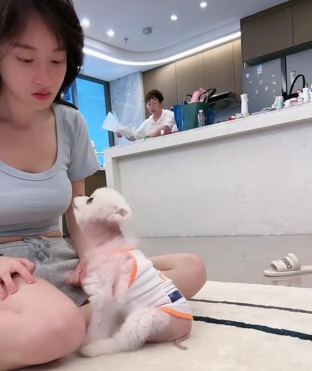 故意還是不小心？馮提莫直播又走光，尺度越來越大了