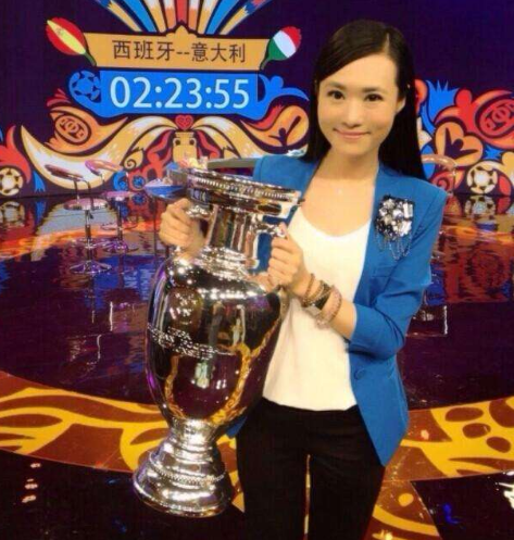 央視主播王曦梁，長(zhǎng)腿顏值高3次主持《豪門盛宴》，工作21年0失誤