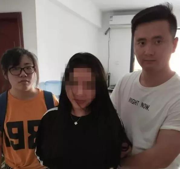 成人直播間：女大學(xué)生在宿舍當(dāng)色情主播