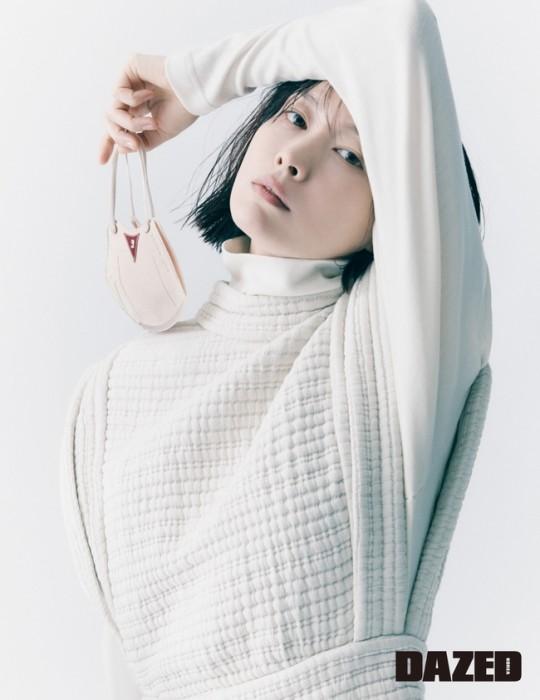 韓國女藝人李娜英拍口罩主題時(shí)裝寫真