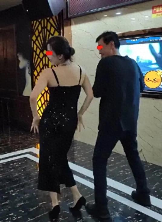 女子穿吊帶裙參加聚會(huì)，在KTV大秀妖嬈舞姿，只要丈夫不知道就行