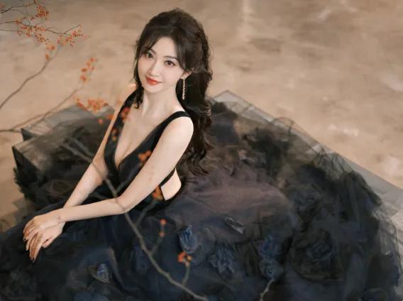 星光大賞太炸裂了！搶話筒露胸貼，各種失誤迷路摔倒還下跪