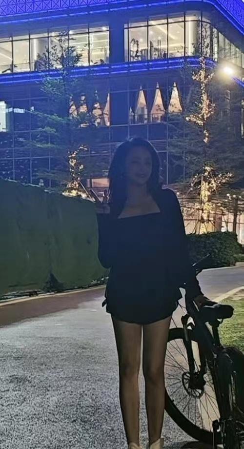 曹穎近況惹熱議！在韓國夜市小店賣貨，濃妝艷抹，網(wǎng)友傻眼認(rèn)不出