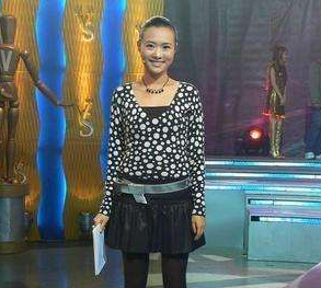 央視主播王曦梁，長(zhǎng)腿顏值高3次主持《豪門盛宴》，工作21年0失誤