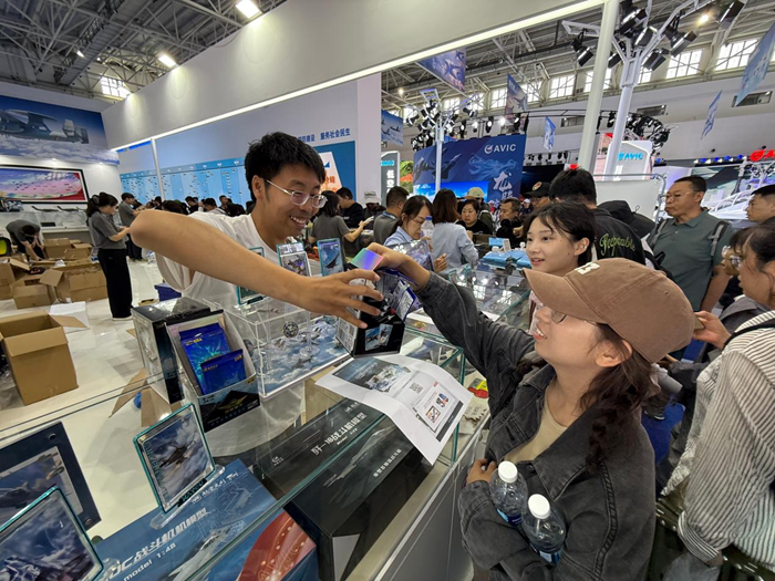 大國重器濃縮版！卡游兩款航空文創(chuàng)亮相長春航空展